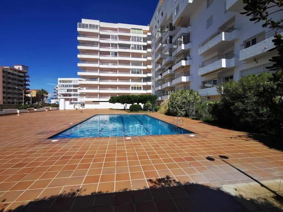 Spacieux Appartement Rose Front Mer Et Piscine Roses Exterior photo