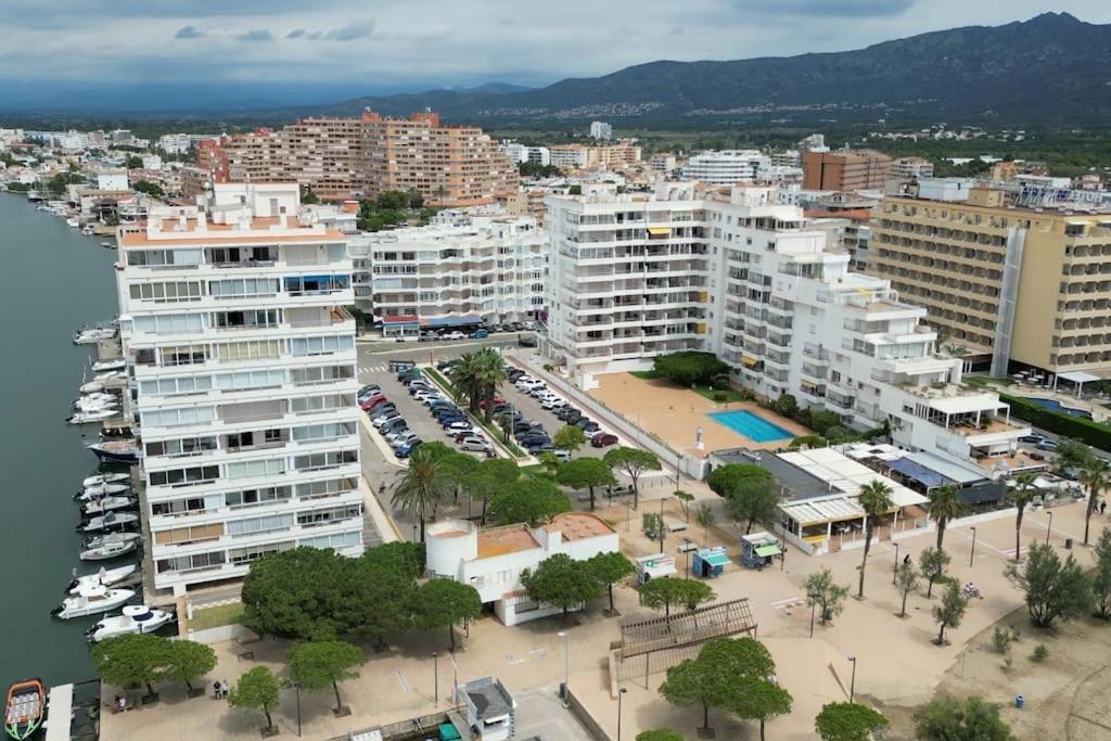 Spacieux Appartement Rose Front Mer Et Piscine Roses Exterior photo