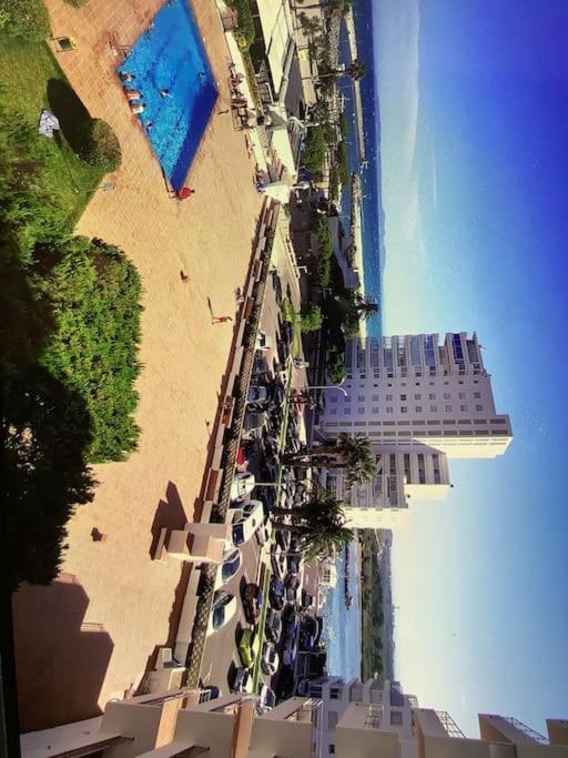Spacieux Appartement Rose Front Mer Et Piscine Roses Exterior photo