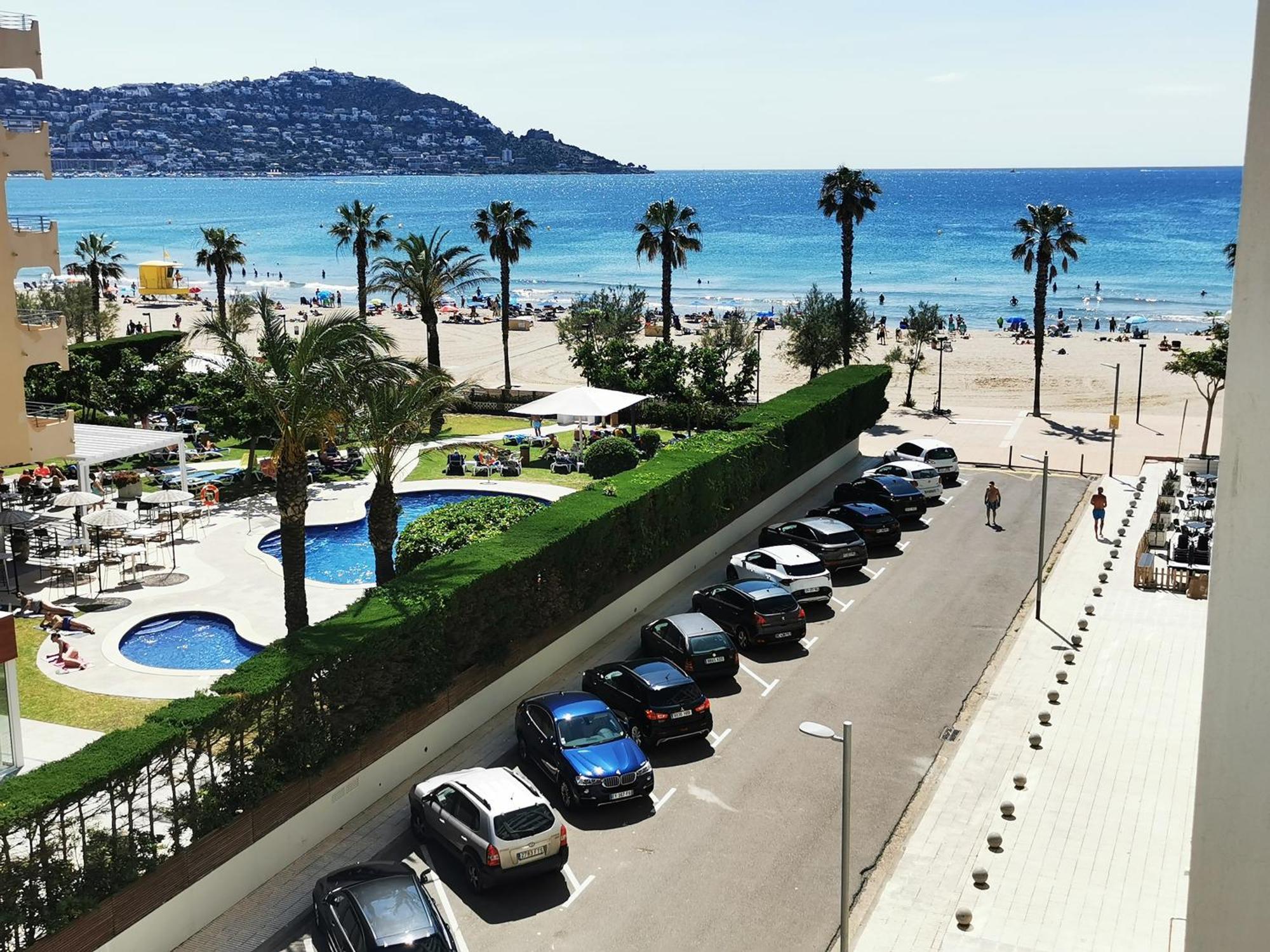 Spacieux Appartement Rose Front Mer Et Piscine Roses Exterior photo